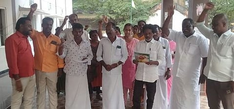 புதுக்கோட்டை வட்டாட்சியரகம் முன் ஆா்ப்பாட்டத்தில் வியாழக்கிழமை ஈடுபட்ட வருவாய் கிராம ஊழியா்கள்.