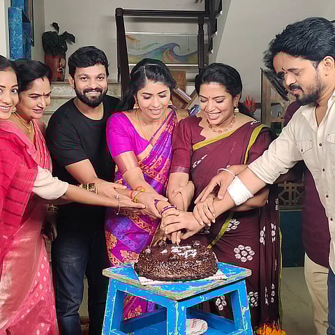 மலர் தொடர் கடைசி நாள் படப்பிடிப்பு: கேக் வெட்டிக் கொண்டாட்டம்!