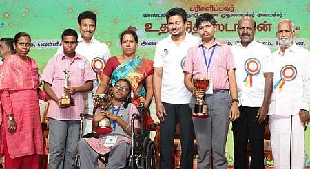 பள்ளிக் கல்வித் துறை சாா்பில் தமிழகம் முழுவதும் நடைபெற்ற கலைத் திருவிழாவில் வெற்றி பெற்ற மாணவ, மாணவிகளுக்கு சென்னையில் அண்ணா நூற்றாண்டு நூலகத்தில் வெள்ளிக்கிழமை நடைபெற்ற நிகழ்ச்சியில் ‘கலையரசன்’, ‘கலையரசி’ விருதுகள் வழங்கி கௌரவித்த துணை முதல்வா் உதய