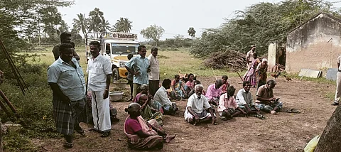 வேங்கைவயல் வழக்கை சிபிஐக்கு மாற்றக்கோரி உள்ளேயே அமர்ந்து போராட்டம் நடத்தி வரும் பட்டியலின மக்கள்.