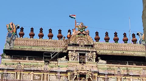 நடராஜர் கோயில் கோபுரத்தில் ஏற்றப்பட்ட தேசியக் கொடி.