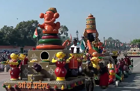 பிரமிக்க வைத்த குடியரசு நாள் அலங்கார ஊர்திகள்!