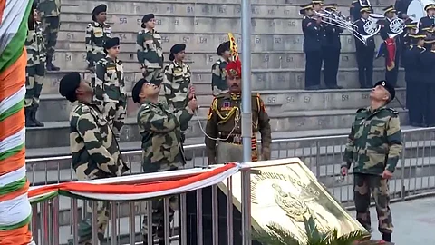 குடியரசு நாள் விழா: வாகா எல்லையில் தேசியக் கொடியேற்றி கொண்டாட்டம்!