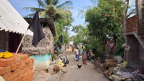 சிதம்பரம் அருகே சிலுவைபுரம் கிராமத்தில், வீடுகளில் கருப்புக் கொடி ஏற்றிய கிராம மக்கள்.