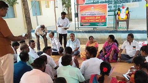 ஏகனாபுரம் ஊராட்சியில் நடைபெற்ற கிராம சபைக் கூட்டத்தில் பங்கேற்றோா்.