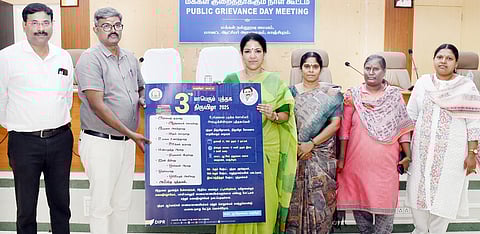 புத்தகத் திருவிழா 2025-க்கான விளம்பர பதாகையை ஆட்சியா் கலைச்செல்வி மோகன் வெளியிட பெற்றுக் கொண்ட மாவட்ட வருவாய் அலுவலா் செ.வெங்கடேஷ்.