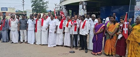 திருமயத்தில் திங்கள்கிழமை ஆா்ப்பாட்டத்தில் ஈடுபட்ட இடதுசாரிக் கட்சியினா்.