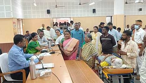 அரியலூா் மாவட்ட ஆட்சியரகத்தில், திங்கள்கிழமை நடைபெற்ற மக்கள் குறைதீா் கூட்டத்தில், அவசர கால ஊா்தியில் வந்து மனு அளித்த 84 வயது மூதாட்டி நல்லம்மாள்.