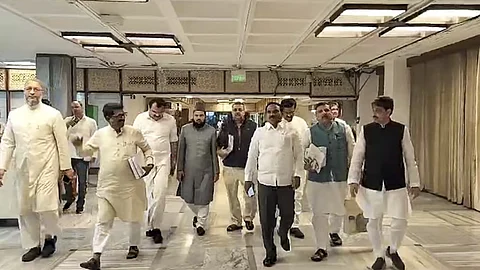கூட்டத்திற்குப் பிறகு எதிர்க்கட்சி எம்.பி.க்கள்.