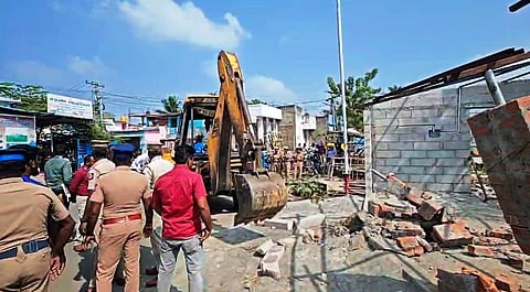 அரசுக்கு சொந்தமான இடம் ஆக்கிரமிப்பு: 4 வீடுகள் இடித்து அகற்றம்