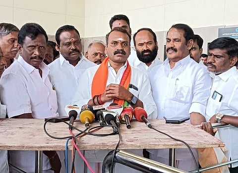 திருச்சி விமான நிலையத்தில் திங்கள்கிழமை செய்தியாளா்களை சந்தித்த மத்திய இணை அமைச்சா் எல். முருகன்.