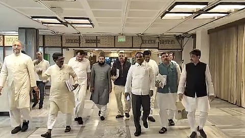 கூட்டத்திற்குப் பிறகு எதிர்க்கட்சி எம்.பி.க்கள்