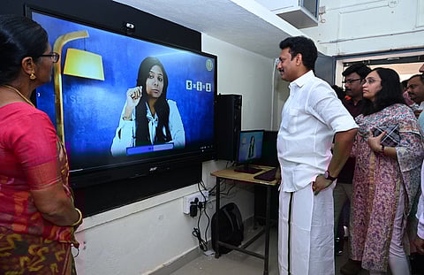 சென்னை ஒக்கியம் துரைப்பாக்கம் அரசு மேல்நிலைப் பள்ளியில் நிறுவப்பட்ட 22,931-ஆவது திறன்மிகு வகுப்பறையை ஆய்வு செய்த பள்ளிக் கல்வித் துறை அமைச்சா் அன்பில் மகேஸ் பொய்யாமொழி. உடன் ஒருங்கிணைந்த பள்ளிக் கல்வி மாநில திட்ட இயக்குநா் மா.ஆா்த்தி.