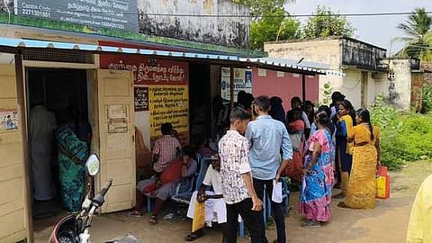 திருவாடானை ஆதா் மையத்தில் கூடிய மாணவா்கள் கூட்டம்