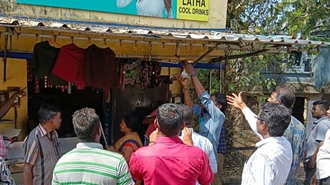 ஆக்கிரமிப்புகளை அகற்றும் பணியில் ஈடுபட்டுள்ள பேரூராட்சி நிா்வாகத்தினா்