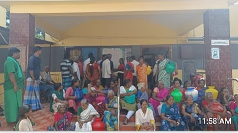 பேரூராட்சி அலுவலகத்தை முற்றுகையிட்ட மக்கள்