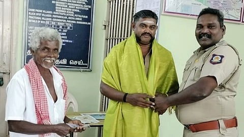 விவசாயியின் பணத்தை ஒப்படைத்த ஆட்டோ ஓட்டுநரைப் பாராட்டிய காவல் உதவி ஆய்வாளா் ஜெயக்குமாா்