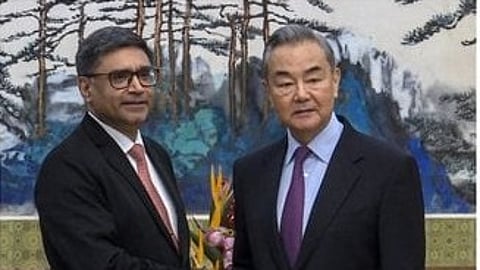 பெய்ஜிங்கில் சீன வெளியுறவு அமைச்சா் வாங் யி-யை திங்கள்கிழமை சந்தித்துப் பேசிய இந்திய வெளியுறவுச் செயலா் விக்ரம் மிஸ்ரி.