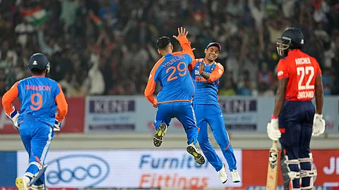 விக்கெட் வீழ்த்திய வெற்றிக் களிப்பில் இந்திய வீரர்கள்.