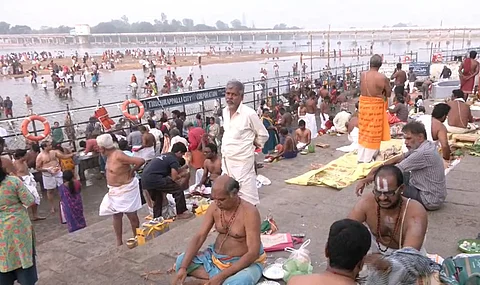 தை அமாவாசையொட்டி ஸ்ரீரங்கம் அம்மா மண்டபம் காவிரியாற்றுப் படித்துறையில் புதன்கிழமை தங்களது முன்னோருக்குத் தா்ப்பணம் கொடுத்து வழிபட்ட மக்கள்.