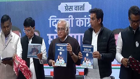 தேர்தல் அறிக்கையை வெளியிடும் ஜெய்ராம் ரமேஷ்