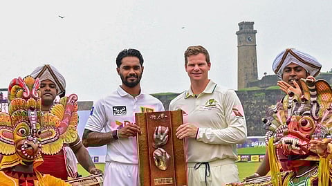 வார்னே - முரளிதரன் டிராபியுடன் ஆஸ்திரேலிய கேப்டன் ஸ்மித் - இலங்கை கேப்டன்