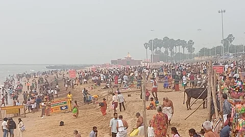 திருச்செந்தூர் கடற்கரையில் முன்னோர்களுக்கு தர்ப்பணம்.