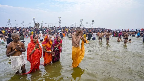 திரிவேணி சங்கமத்தில் புனித நீராடும் பக்தர்கள்...