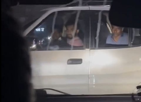 பெண்களை துரத்திய இளைஞர்கள்