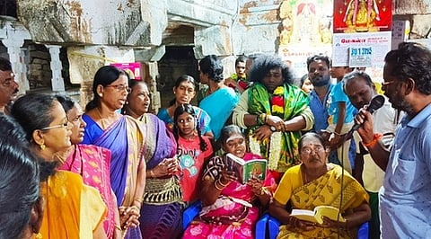 பொன்னமராவதி அழகியநாச்சியம்மன் கோயிலில் புதன்கிழமை இரவு நடைபெற்ற விழாவில் பங்கேற்ற நடிகா் யோகிபாபு.