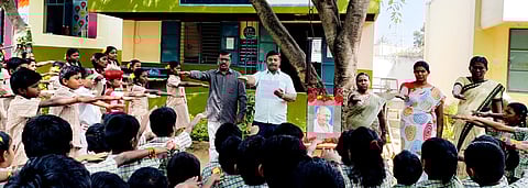 தேவண்ணகவுண்டனூா் அரசு பள்ளியில் தீண்டாமை ஒழிப்பு உறுதிமொழி ஏற்பு