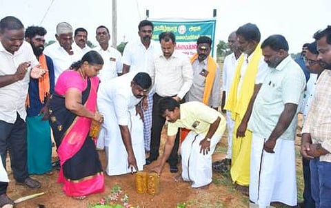 நாற்றுப்பண்ணை அமைக்க அடிக்கல் நாட்டுகிறாா் ராஜா எம்.எல்.ஏ. உடன், ஆட்சியா் ஏ.கே. கமல்கிஷோா்.