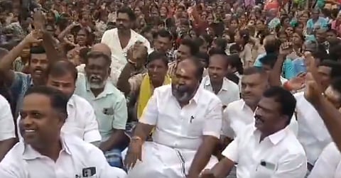 சாலை மறியல் போராட்டத்தில் முன்னாள் அமைச்சர் ஆர்.பி. உதயகுமார்