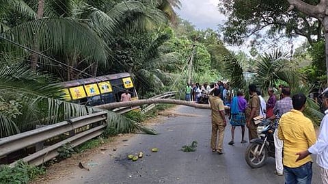 மதுரை சோழவந்தான் அருகேயுள்ள திருவேடகத்தில் வெள்ளிக்கிழமை கட்டுப்பாட்டை இழந்து பள்ளத்தில் கவிழ்ந்த அரசு பேருந்து.