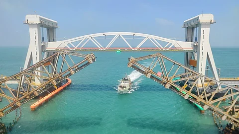 பாம்பன் புதிய பாலம் வழியாக கப்பலை இயக்கி சோதனை