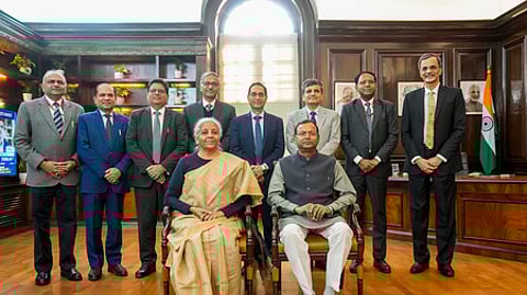 மத்திய பட்ஜெட் தயாரித்த குழுவுடன் மத்திய நிதியமைச்சா் நிா்மலா சீதாராமன், இணையமைச்சா் பங்கஜ் செளதரி.