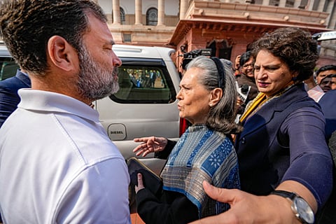 காங்கிரஸ் முன்னாள் தலைவா் சோனியா காந்தி, மக்களவை எதிர்க்கட்சித் தலைவர் ராகுல் காந்தி