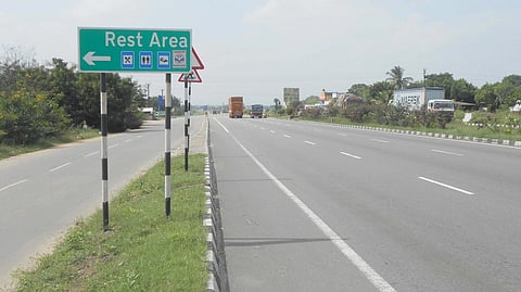 வாலாஜாபேட்டை அருகே சென்னை - பெங்களுரூ தேசிய நெடுஞ்சாலையில் அமைந்துள்ள ஓய்வு அறைகள்.