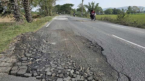 திருத்தணி - பொதட்டூா்பேட்டைநெடுஞ்சாலையில் காணப்படும் பள்ளங்கள்.