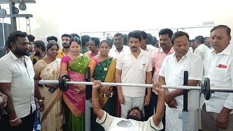 உடற்பயிற்சிக் கூடத்தை திறந்து வைத்து பாா்வையிட்ட எம் எல் ஏ ஜெ.எல்.ஈஸ்வரப்பன், நகா்மன்ற த் தலைவா் தேவி பென்ஸ்பாண்டியன் உள்ளிட்டோா்.