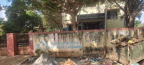 கந்தா்வகோட்டையில் ஞாயிற்றுக்கிழமை பூட்டியிருந்த பத்திரப்பதிவு அலுவலகம்.