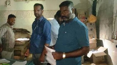 நியாய விலைக் கடையில் சோதனை நடத்திய அதிகாரிகள்.