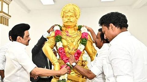 திருச்சி மத்தியப் பேருந்து நிலையம் அருகேயுள்ள மணிமண்டபத்தில் பெரும்பிடுகு முத்தரையா் சிலைக்கு ஞாயிற்றுக்கிழமை மாலை அணிவித்த முதல்வா் மு.க. ஸ்டாலின். உடன்  அமைச்சா்கள் கே.என். நேரு, அன்பில் மகேஸ் பொய்யாமொழி.