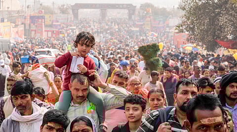 மகா கும்பமேளாவில் சிறப்புக்குரிய வசந்த பஞ்சமி புனித நீராடல் நிகழ்வையொட்டி உத்தர பிரதேச மாநிலம் பிரயாக்ராஜில் குவிந்து வரும் பக்தா்கள் கூட்டம்.