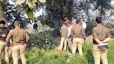 அயோத்தியில் இளம்பெண் சடலம் கண்டெடுக்கப்பட்ட பகுதியில் ஞாயிற்றுக்கிழமை ஆய்வு செய்த போலீஸாா்.