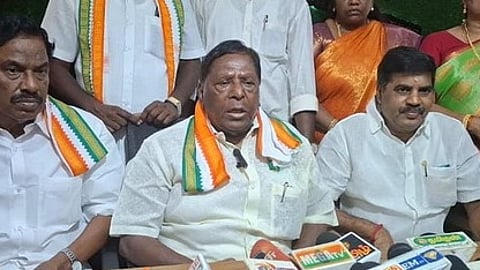 புதுச்சேரி முன்னாள் முதல்வா் வே. நாராயணசாமி.
