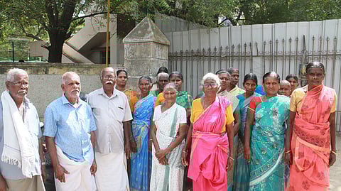 ஆட்சியா் அலுவலகத்துக்கு மனு அளிக்க வந்த படலையாா்குளம் கிராம மக்கள்