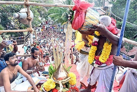 கோயில் கலசம் மீது ஊற்றப்பட்ட புனிதநீா்