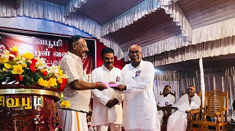 விழாவில் உச்சநீதிமன்ற நீதிபதி அரங்க.மகாதேவன், சிவபூமி அறக்கட்டளையின் தலைவா் ஆறு திருமுருகன், தினமணி ஆசிரியா் கி.வைத்தியநாதன்