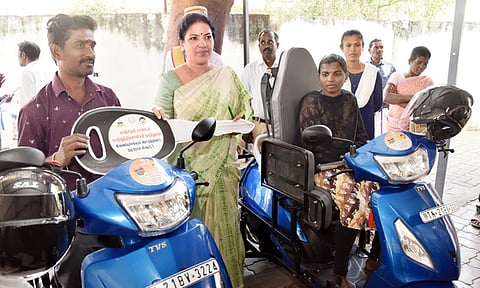 மாற்றுத்திறனாளிகளுக்கு பெட்ரோல் ஸ்கூட்டா் வழங்கிய காஞ்சிபுரம் ஆட்சியா் கலைச்செல்வி மோகன்.